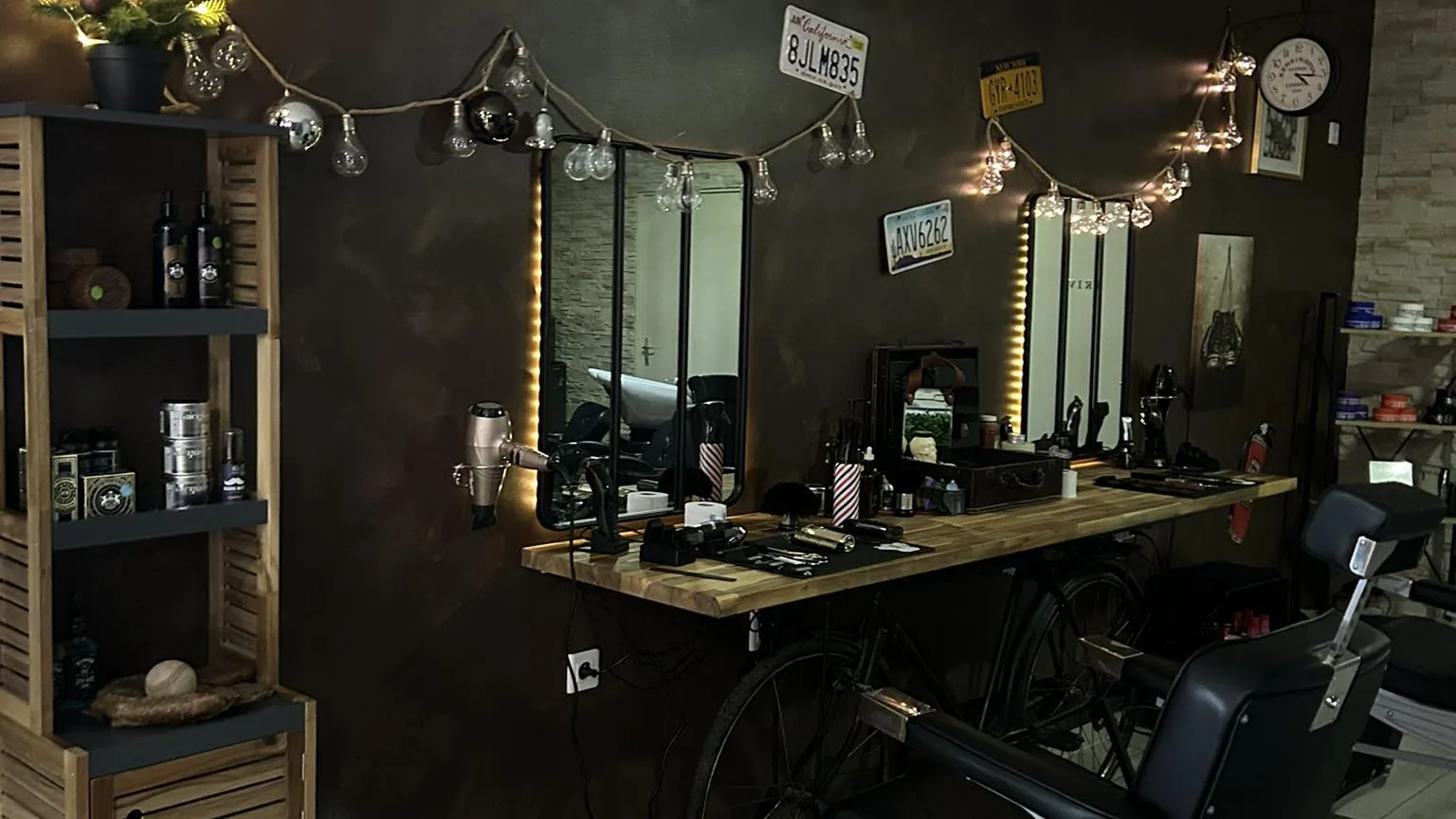 Poste de travail BZH Barber Hennebont — miroirs LED, plaques américaines et outils de barbier