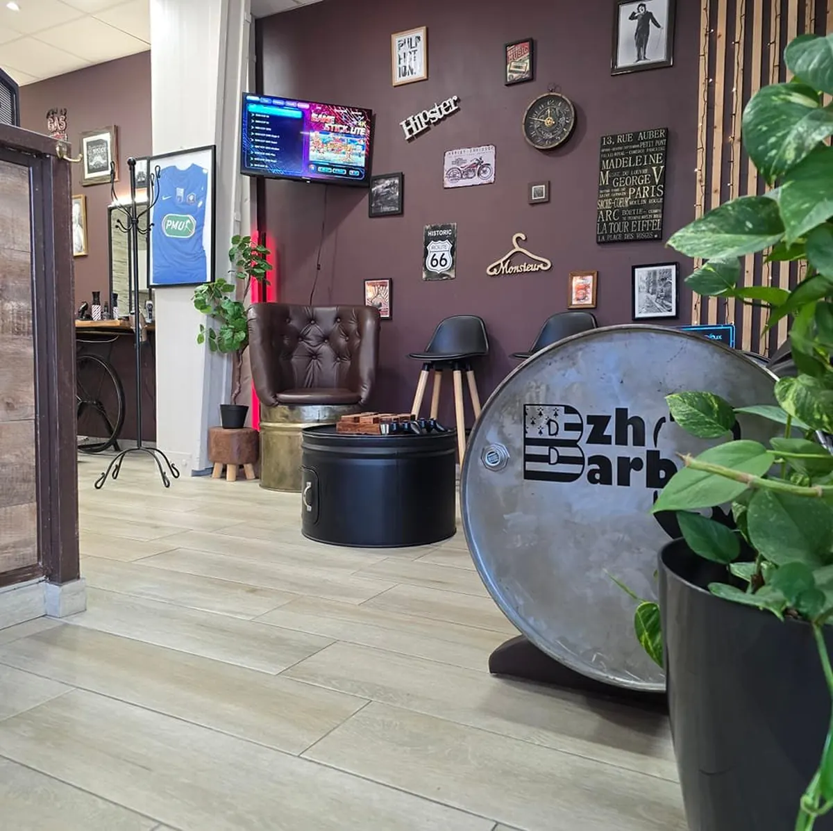 Intérieur BZH Barber Hennebont — drum BZH Barber, fauteuil chesterfield et enseigne Hipster